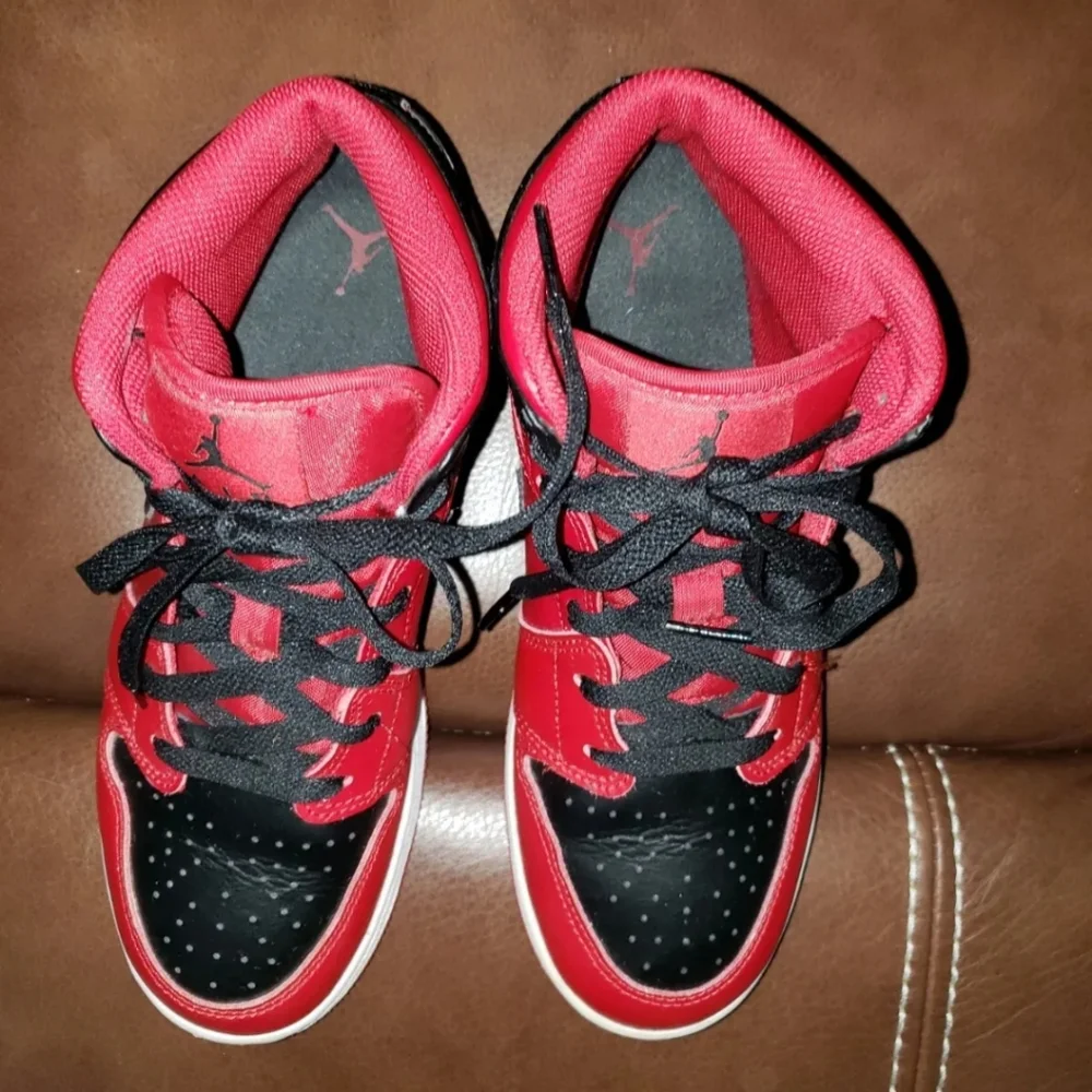 Nike Air Jordan 1 Mid Gym Red Banned Bred Shoes 554725-074 - Size 6Y - Picture 5 of 12